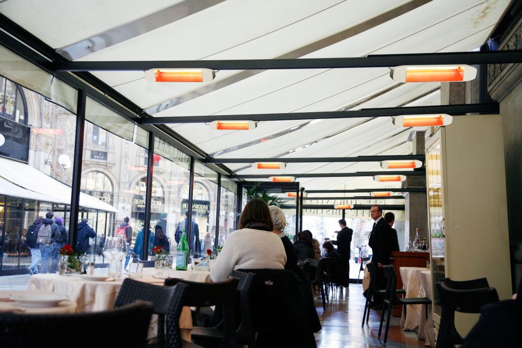 Heizstrahler in einem Restaurant